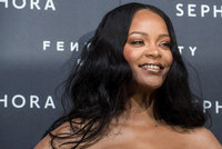 Barbadoská kráska Rihanna se zakulacuje: Vystavila ňadra v těsných šatech!
