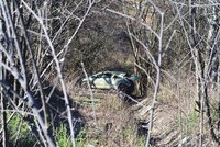 Auto v Ruzyni spadlo ze srázu: Jela v něm žena s dítětem, na místo letěl vrtulník