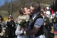 Soňa (42) a Michal (41) Hrabcovi si řekli »ANO« mezi 11 500 běžci: Svatba v půli 1/2maratonu a hned běželi dál
