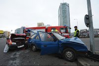 Nehoda na Pankráci: Řidič najel čelně do sloupu, hasiči ho museli z vozu vystříhat