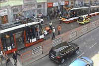 Tramvaj na Klamovce srazila 50letého muže: Upadl do bezvědomí, doprava v místě byla omezena