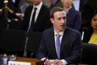 Okradení lidé o data i soukromí, podmínky „na prd“: Senátoři grilovali šéfa Facebooku