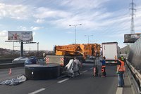 Uzavřený jízdní pruh na Jižní spojce: Na Spořilově z návěsu spadl náklad
