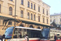 Výluka tramvají u Masarykova nádraží: Bude se demontovat jeřáb