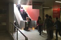 Místo nosičů informátoři: Na Nádraží Veleslavín se rozjely chybějící eskalátory, jsou užší než obvykle