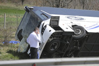 Autobus smetla z dálnice srážka s autem: Nejméně šest mrtvých u Burgasu