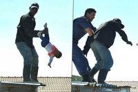 Video, které šokovalo svět: Otec hodil dceru (1) ze střechy domu!