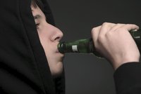 »Nestydové« v hlavním městě: Strážníci v Praze museli pacifikovat dva opilé polonahé muže