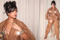 Rihanna si navlékla otřesný model: V hnědém pytli ale ukázala prsa!