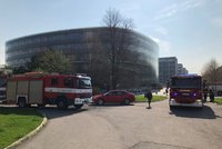 Zásah hasičů v Dejvicích: 50 lidí evakuovali kvůli kouři na střeše ČVUT