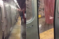 Newyorské metro zasáhla potopa. Lidé zírali z vagónů na proudy vody