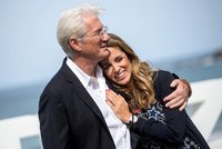 Hollywoodský fešák Richard Gere (68) bude znovu otcem! Jeho o 33 let mladší manželka je těhotná