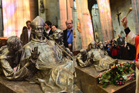 Sousoší sv. Vojtěcha se vrátilo do svatovítské katedrály. Požehnal mu kardinál Duka
