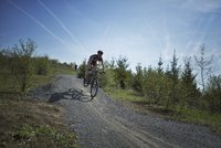 Adrenalin na kole: Praha má své první singletraily, cyklonadšenci je v Letňanech vyzkoušeli