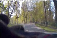 Šílené video: Zfetovaný řidič ujížděl Stromovkou! Lidé před ním museli uskakovat