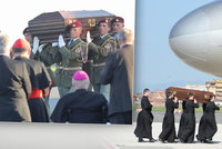 Ostatky kardinála Berana se po 50 letech vrátily domů. Z Vatikánu je přivezl vojenský speciál