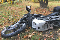 Mladý motorkář zemřel po nárazu do svodidel: Hodinové oživovaní byla marné