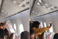 Panika v letadle: Boeingu ve vzduchu vypadlo okénko. Vytřásly ho turbulence