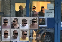 Policie na letišti zadržela partu cizinců: Zbili  v Praze číšníka. Násilníky poznala všímavá cestující