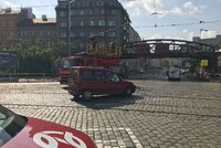 Část Holešovic v dopravním ochromení: Kvůli stržené troleji nejezdily tramvaje
