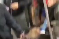 Sundej ze mě toho pos**nýho psa! Pitbul se zakousl ženě v metru do nohy a nechtěl ji pustit