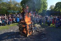 Zákazy ohňů, silný vichr: Oslavy Čarodějnic ohrozí divoké počasí
