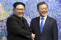 To tu ještě nebylo: Kim se s šéfem Jižní Koreji držel na hranicích za ruce, odvolá atomovky?