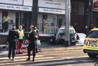 Policejní auto se v Ječné ulici srazilo s osobákem: Vyletělo ze silnice a začalo hořet