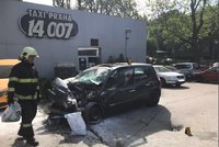 Nebezpečná rychlost: Po srážce auta a autobusu v Praze 5 bojují dva lidé o život