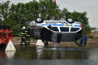 Skončili na dně: Policejní vůz museli hasiči z vody vytahovat jeřábem