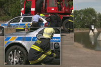 Policisté »utopili« služební vůz v silážní jámě: Na pomoc jim museli přijet hasiči s jeřábem
