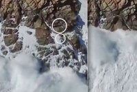Tři děti na útesu spláchla pětimetrová vlna! Dramatický boj o život natočil dron