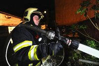 Hustý dým na Žižkově: V serverovně vzplály záložní zdroje, hasiči z budovy vyvedli devět lidí