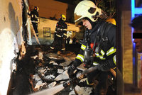 Požár garáží ve Vysočanech: Založila ho opilá žhářka, vypověděli svědci