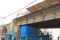 Bagry »rozkoušou« Negrelliho viadukt nad Křižíkovou ulicí: Demolice na pět dní omezí pěší i dopravu