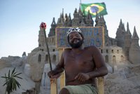 Bezdomovec si žije jako král: Už 22 let bydlí na pláži v hradu z písku!