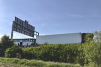 Dálnici D5 u Prahy uzavřela nehoda autobusu s kamionem. Řidiče náklaďáku vyprošťovali
