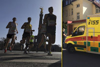 Slunce a vyčerpání udělalo své. 11 běžců pražského maratonu skončilo v péči lékařů