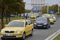 Taxikáři už zase brojí proti Uberu a dalším. Vyzvali je k zastavení činnosti