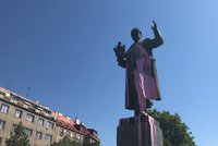 Další útok vandalů na sochu sovětského maršála: Zase ho polili růžovou barvou!
