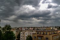 Silné bouřky vtrhly do Česka. Můžou přijít i kroupy, sledujte radar