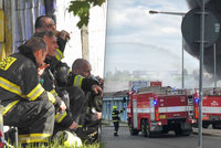 Obří požár haly v Hostivaři! Vyčerpaní hasiči bojují s ohněm už pět hodin, plameny ohrožují vedlejší budovu