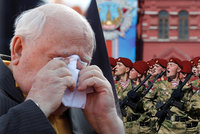 Tisíce vojáků, „neviditelné“ letouny a plačící Gorbačov: Rusko slaví Den vítězsví