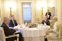 Zeman z ruské ambasády vyrazil do Polska. Povečeřel s Dudou i prvními dámami
