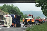 Smrt na dálnici D1: Nehodu cisterny, kamionu a osobáku nepřežil jeden člověk, doprava stojí