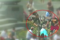 Opilci se pobili na Staroměstském náměstí: Ring si udělali z květinového záhonu