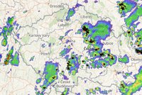 Silné bouřky vtrhly do Česka, hodně zlá je na Prachaticku. Sledujte radar