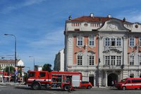 Požár v luxusním hotelu na Hradčanech! 25 lidí vyběhlo ven, ze suterénu se valil dým