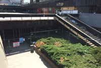 Okolí terasy u metra Budějovická je po roce znovu přístupné. Řešení je ale provizorní