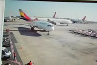 Šílené video z ranveje: Airbus usekl dalšímu letadlu ocas. Projel jím jako nůž máslem